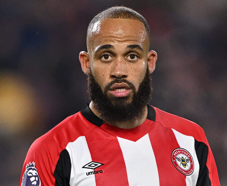 英超焦点战：<a href='/news/tag/1160915.html' style='color: blue;'>姆伯莫</a>闪耀，曼联热刺激战初现锋芒